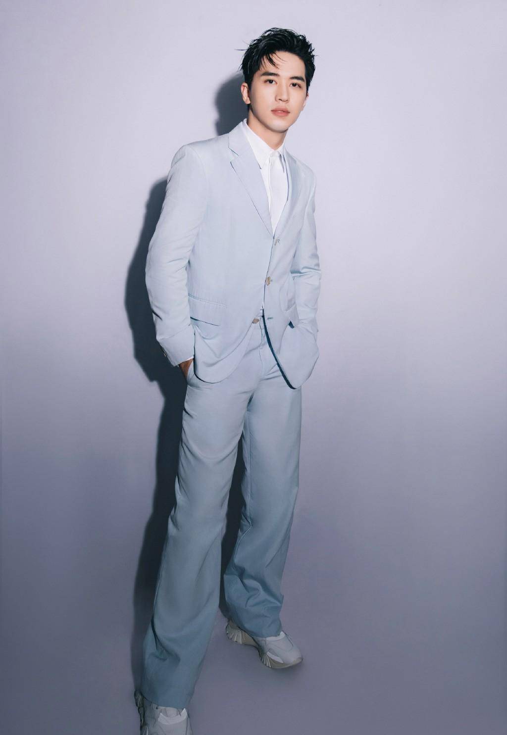 他与杨超越主演《仲夏满天心》,今穿衬衫配蓝色西装,清爽帅气_许魏洲