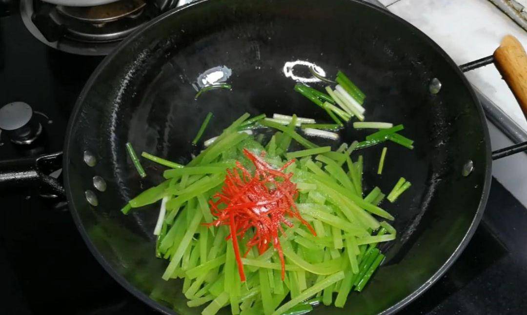 好吃,这样炒能够保持莴笋的清香,所以这道菜主打清淡,保持原汁原味