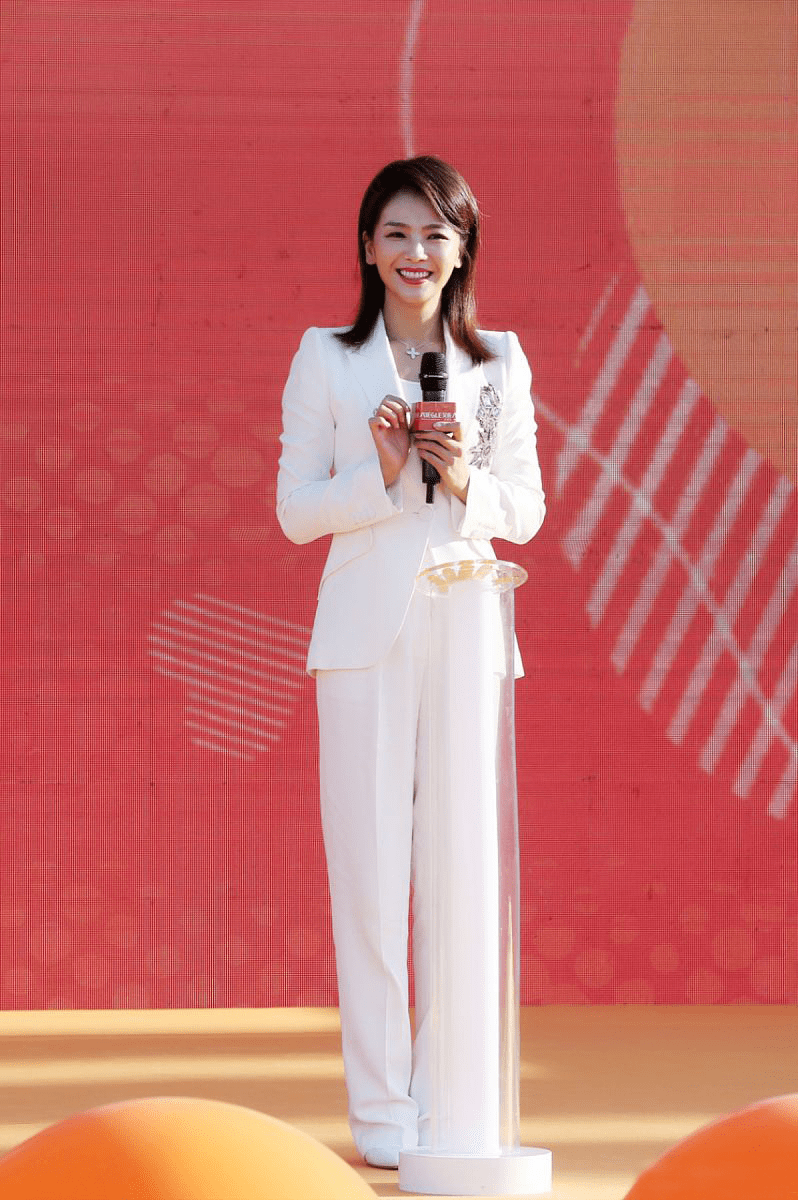 下面还搭配了一双白色的高跟鞋,所以就感觉驾驭得了下面穿的