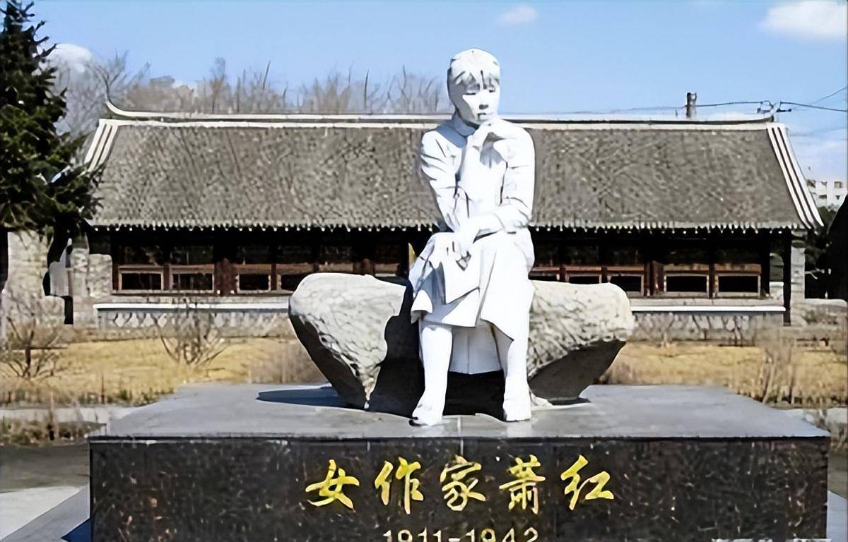 到时难舍短情的萧军,从警醒自觉的端木蕻良,到隐忍悲情的骆宾基,她就