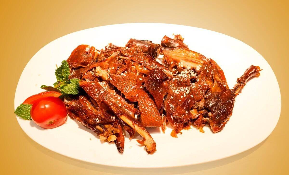 酱香入味,休闲佳品三:回锅手撕鸭制作工艺:(1)首先将猪脚用喷火器在