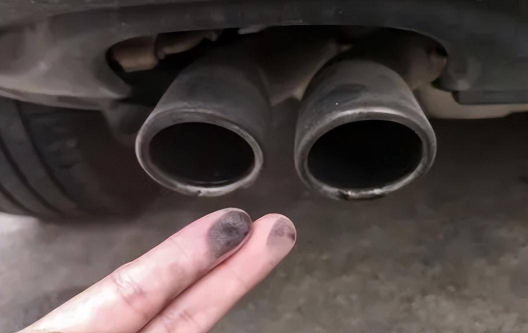 加油站工作人员手摸排气管称有积碳,车主:假的_搜狐汽车_搜狐网