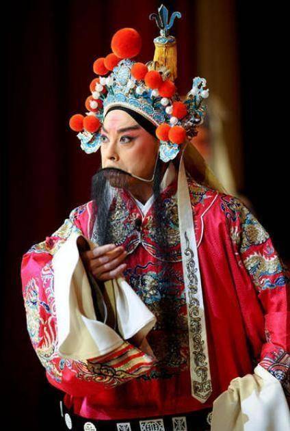 郭德纲唱京剧一个飞跪引称赞,而专业京剧演员的努力为何没人关注_表演