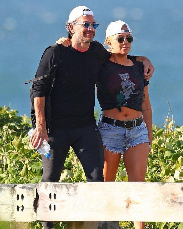 ladygaga和男友出街网友:这条紧身裤真的辣眼睛_小姐_嘎嘎_运动