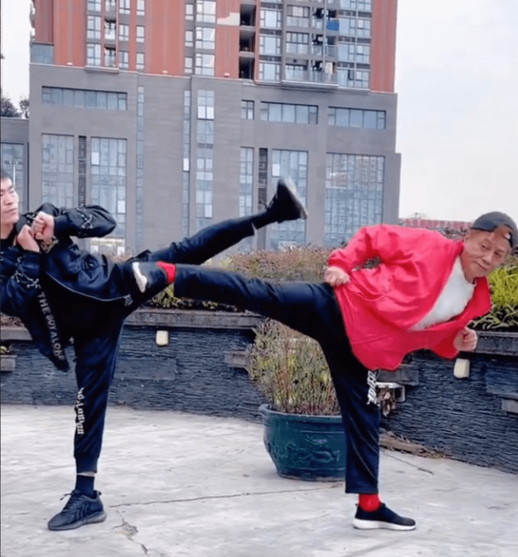 梁马之战风波后,梁小龙收徒李小龙模仿者,师徒俩秀腿功霸气十足_功夫