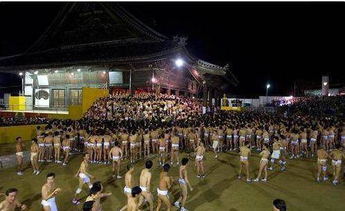 日本举办裸祭万人空巷,男性赤身洁净身体,女游客都羞红了脸