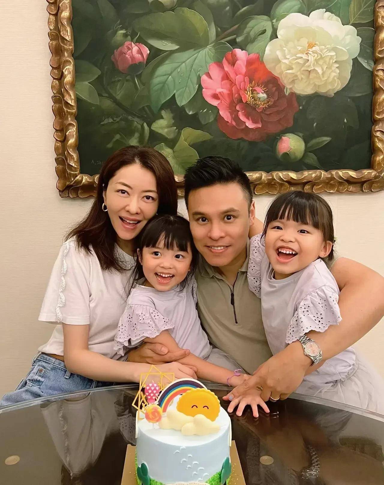 42岁熊黛林情人节秀恩爱,一身土气装扮遭围观,素颜登台疑似怀二胎