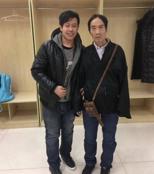 58岁凭一角红遍全国,被誉为荧屏第一汉奸,今73岁生活幸福_颜冠英_贾贵