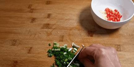 一朵银耳一道美味，简单一拌，加小米辣和葱花点缀，色香味俱佳(图7)