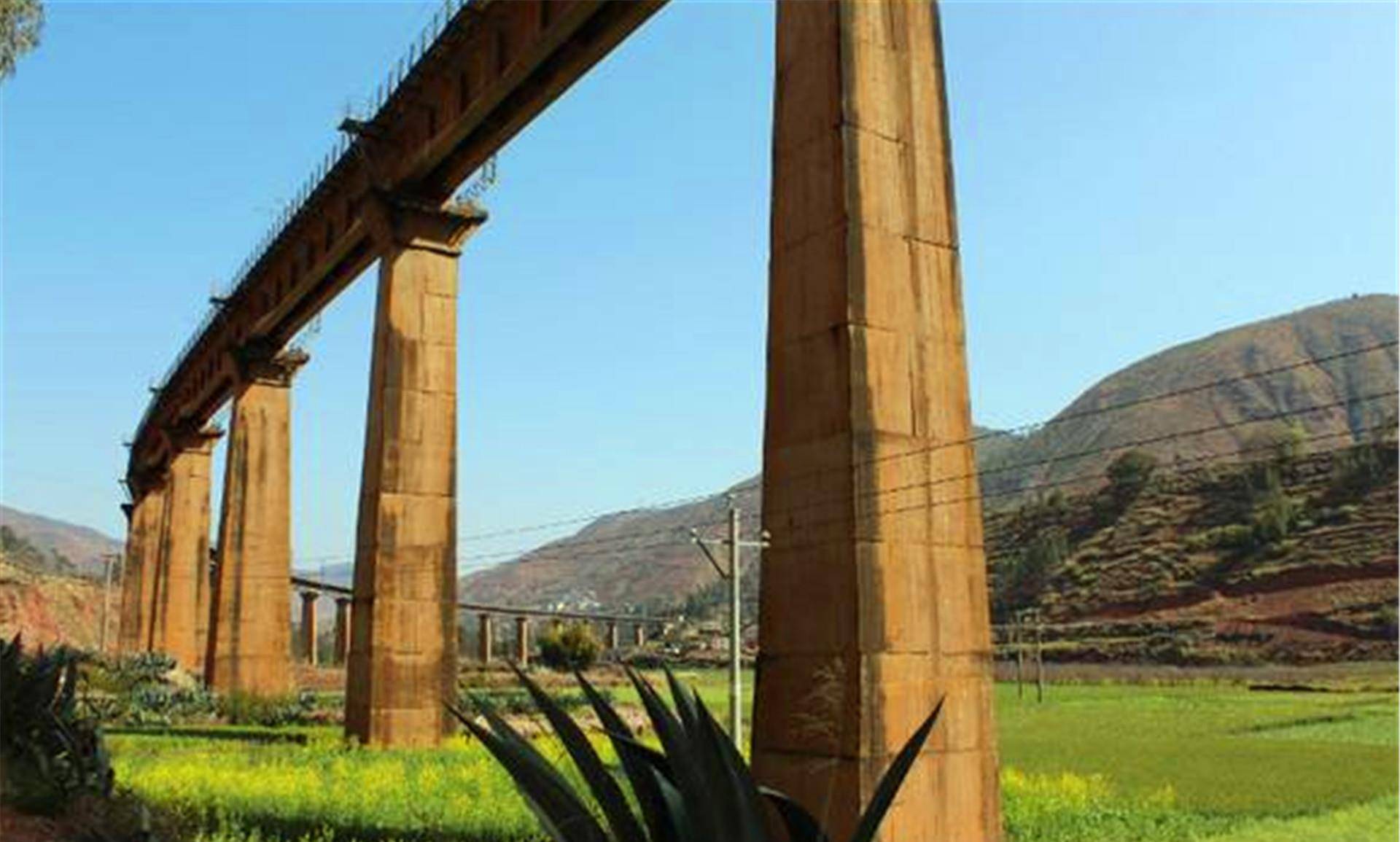 1986年,21岁英雄少年被融进桥墩,至今火车路过都要鸣笛30秒_熊汉俊