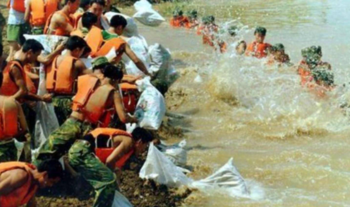 1998年特大洪水中,7岁女孩抱树9小时后获救,小女孩长大后怎样了