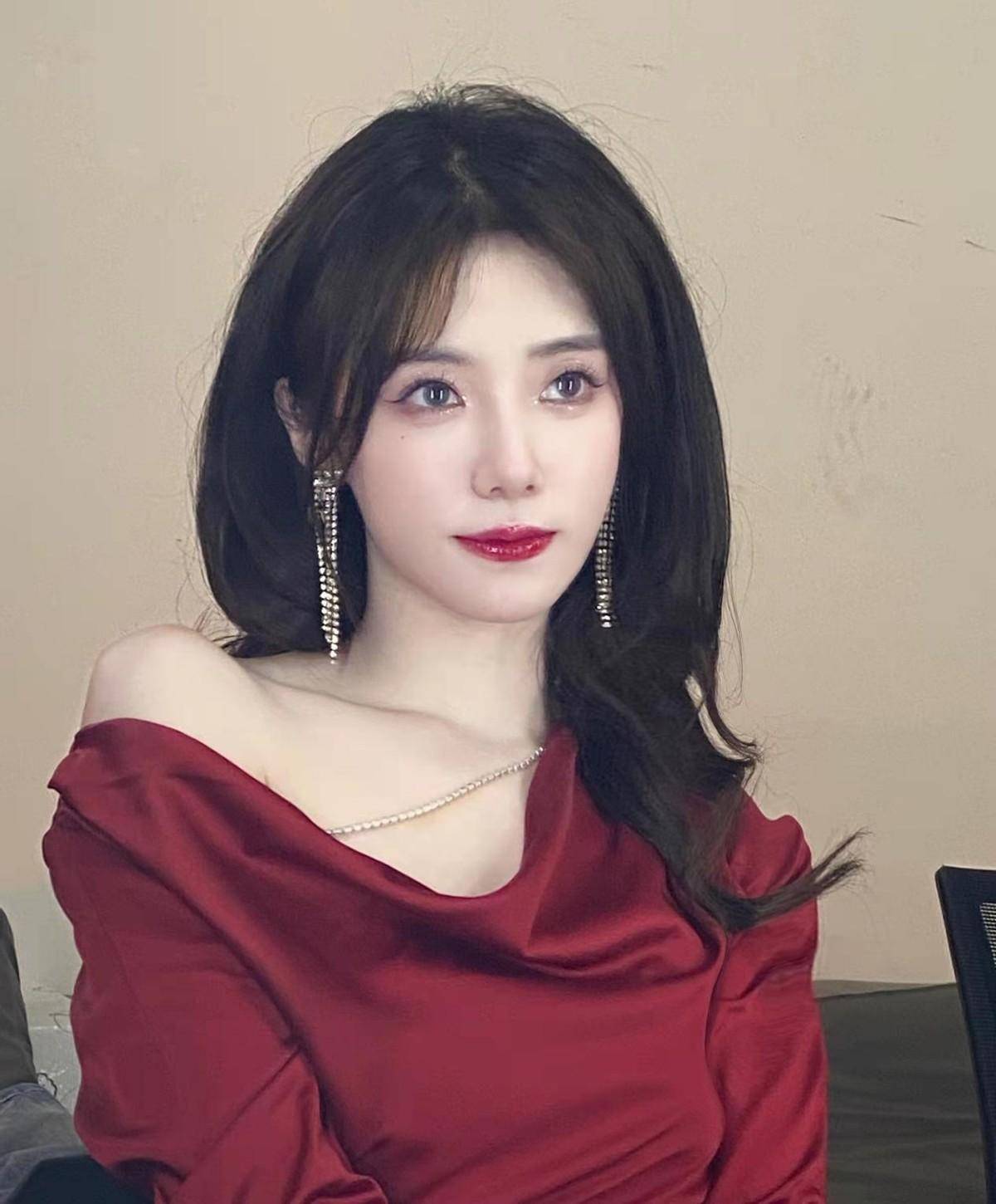 腐团儿穿黑丝展现身材,rita穿渔网袜秀美腿,小钰却露