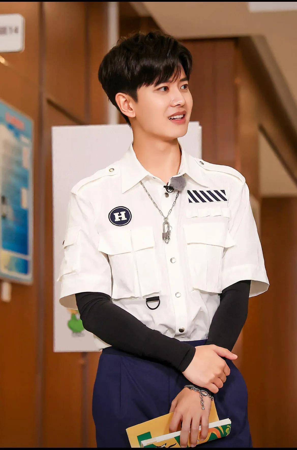 嗨放派中的任嘉伦,一个认真搞笑又有魅力的男人_测试_椅子_印象