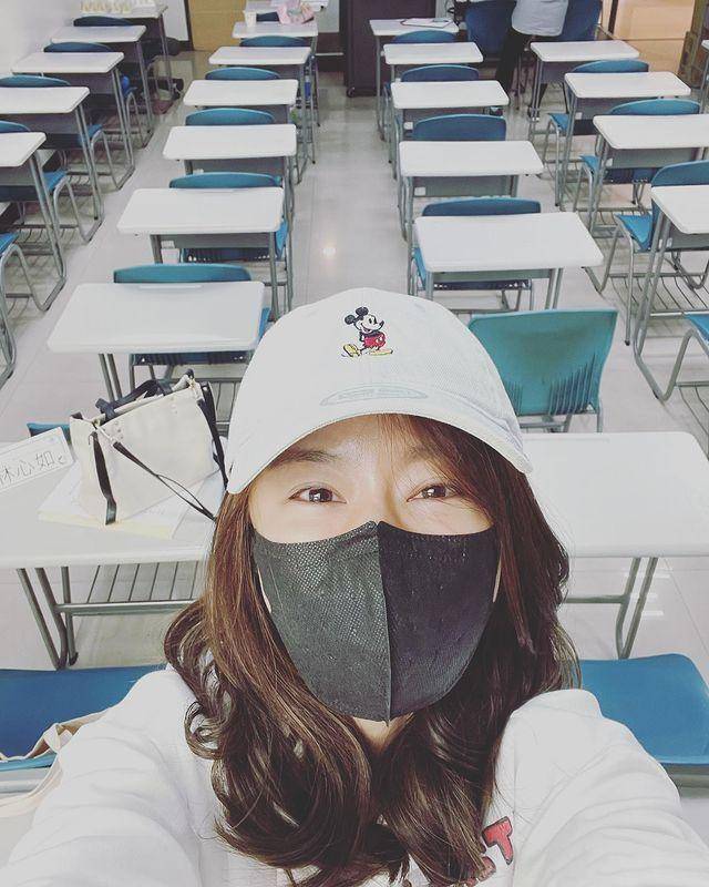 林心如硕士顺利毕业,穿学位服拍毕业照,模样清新可爱像校园女神_女儿
