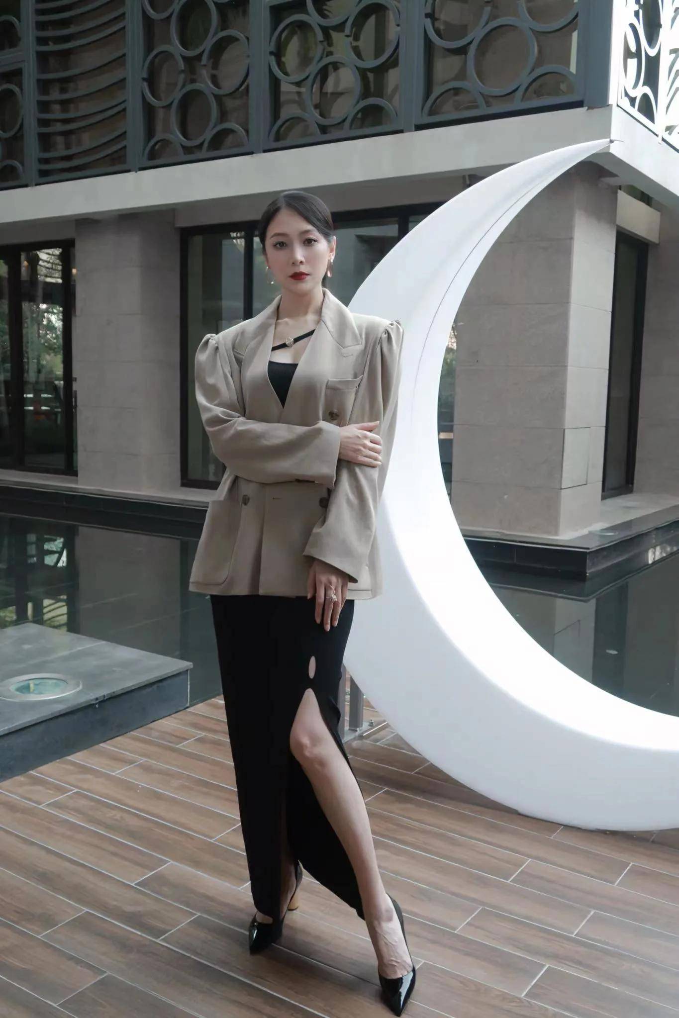 我查了一下,曲咋咋40岁了,实在说不准.