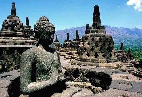 borobudur)的建筑群(8世纪,是"根据摩诃衍那佛教构想出来的世界形象"