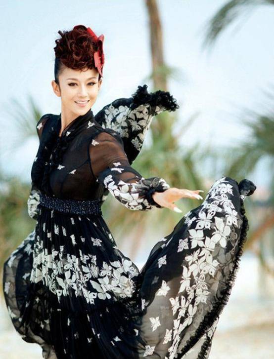 杨丽萍近照,皮肤紧致少女感十足,拿话筒手势抢镜:指甲太美了_保养