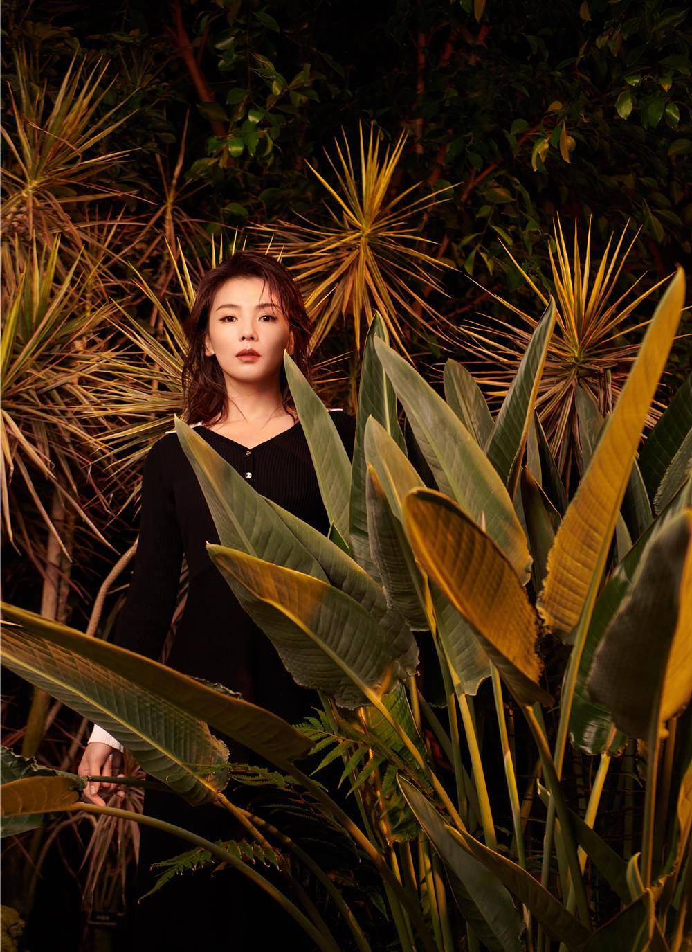 刘涛登上杂志封面,解锁各种造型,时尚穿搭凸显品味,又美又飒_驼色_姚