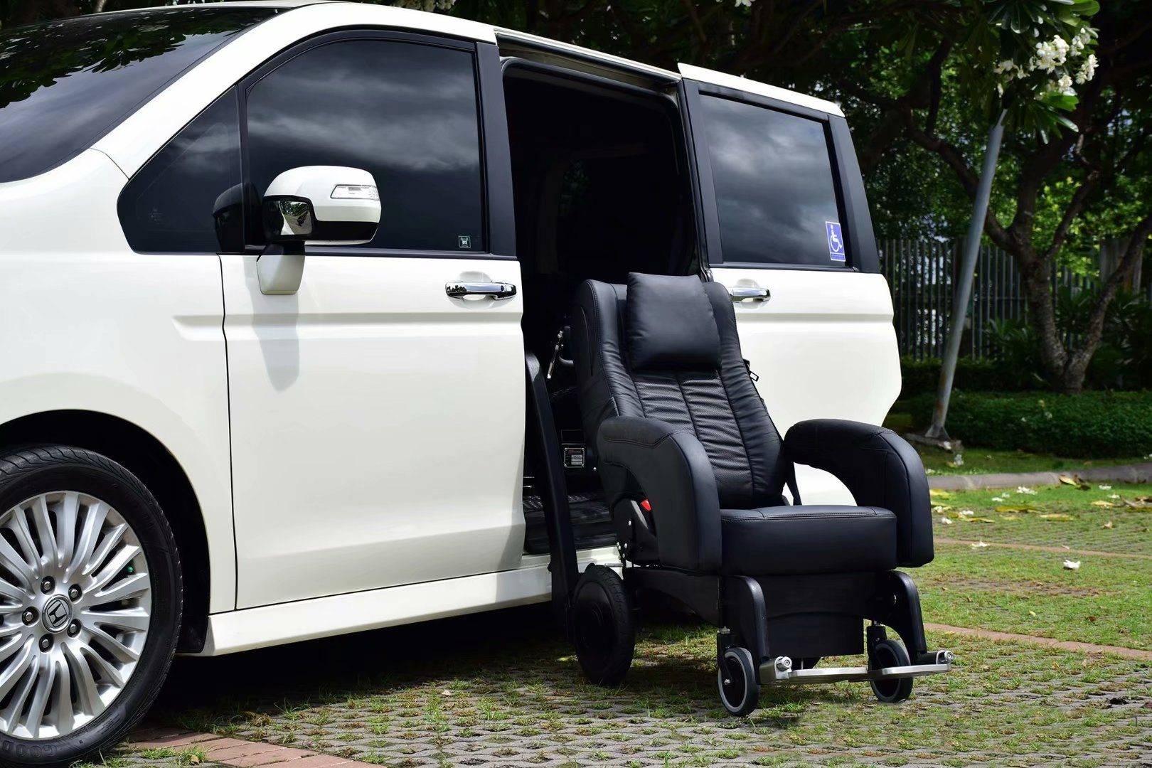 福祉轮椅为残障人士出行带来便捷_座椅_残疾人_遥控