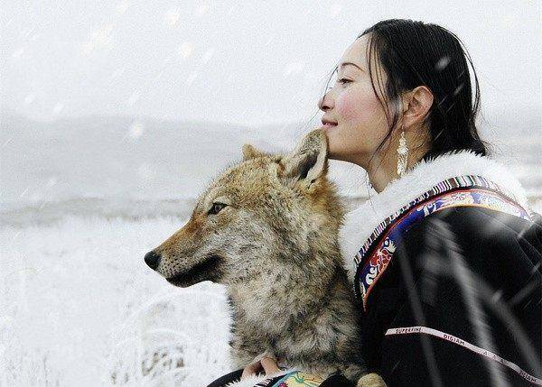 文/追剧者们主要讲述了成都美女画家李微漪(李微漪饰)和摄影师亦风