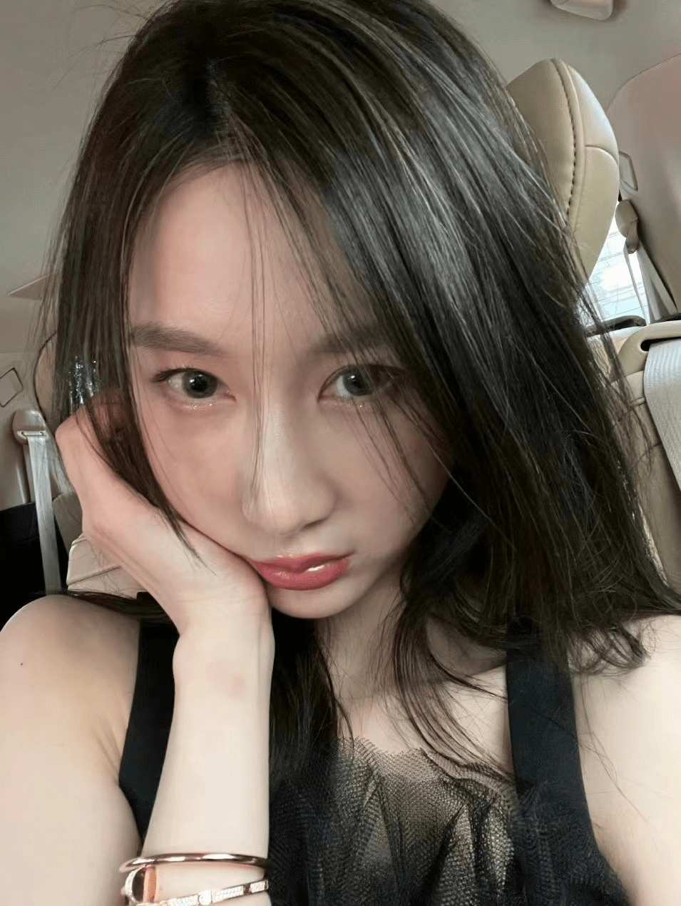 周鹏送妻子百万手镯,庆结婚十周年,娇妻1米88大长腿,身材傲人_刘小美