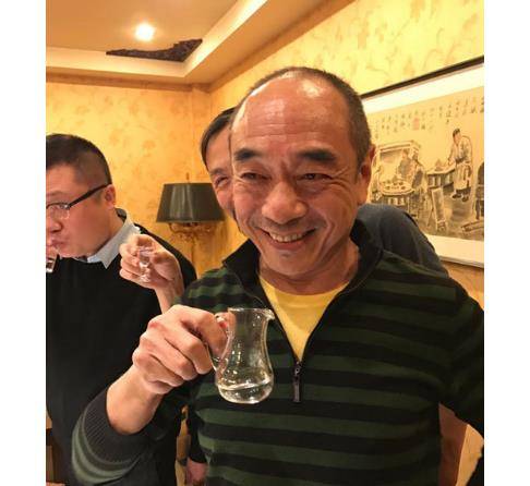 葛优臧天朔喝酒,桌上一瓶二锅头!