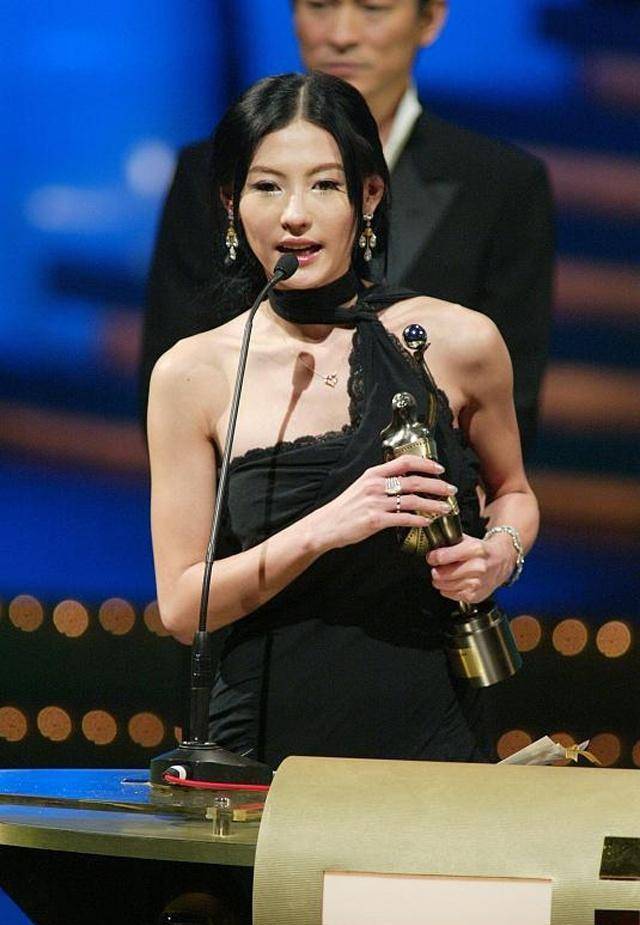 张柏芝现身新加坡,一身流苏裙美到发光,被主持人追问三胎父亲_金像奖