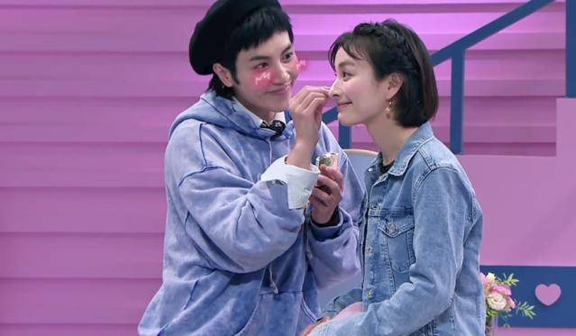 秦奋给吴昕画腮红,费启鸣脸色突变,网友:沈月的醋还没吃完?