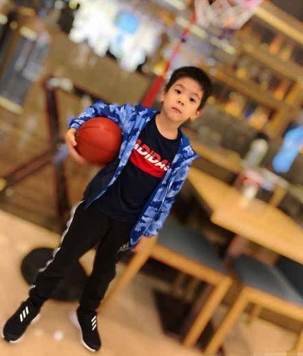 萌娃再度聚首,嗯哼穿搭阳光jasper耳机帅气,小泡芙甜美像爸爸_穿着