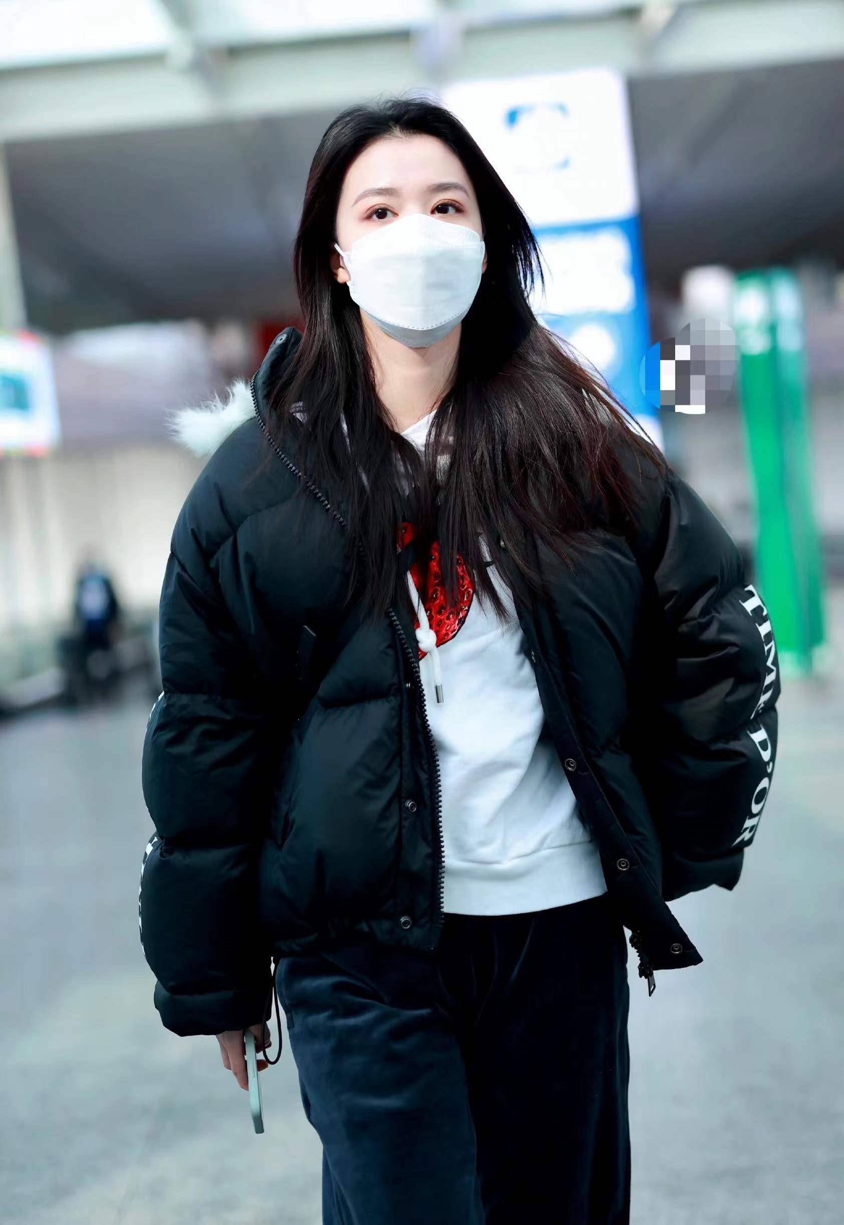 王楚然机场私服真保暖,棉服配休闲裤时尚大气,简约风也很耐看_风格