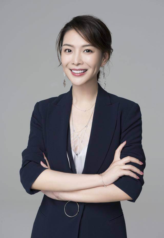 北京台美女主持栗坤辞职,西装配盘发好气质,36岁再创业太佩服_大红色