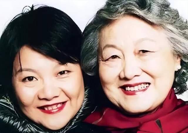 章含之的女儿洪晃,嫁给陈凯歌后悔,书中写道:不出名简直是丢脸_妈妈