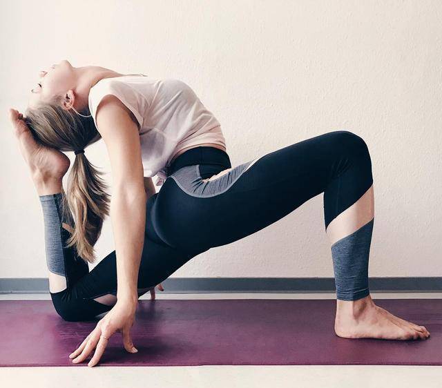 睡前开髋瑜伽动作,排出体内垃圾促进代谢,让身体散发年轻态_体式_区域