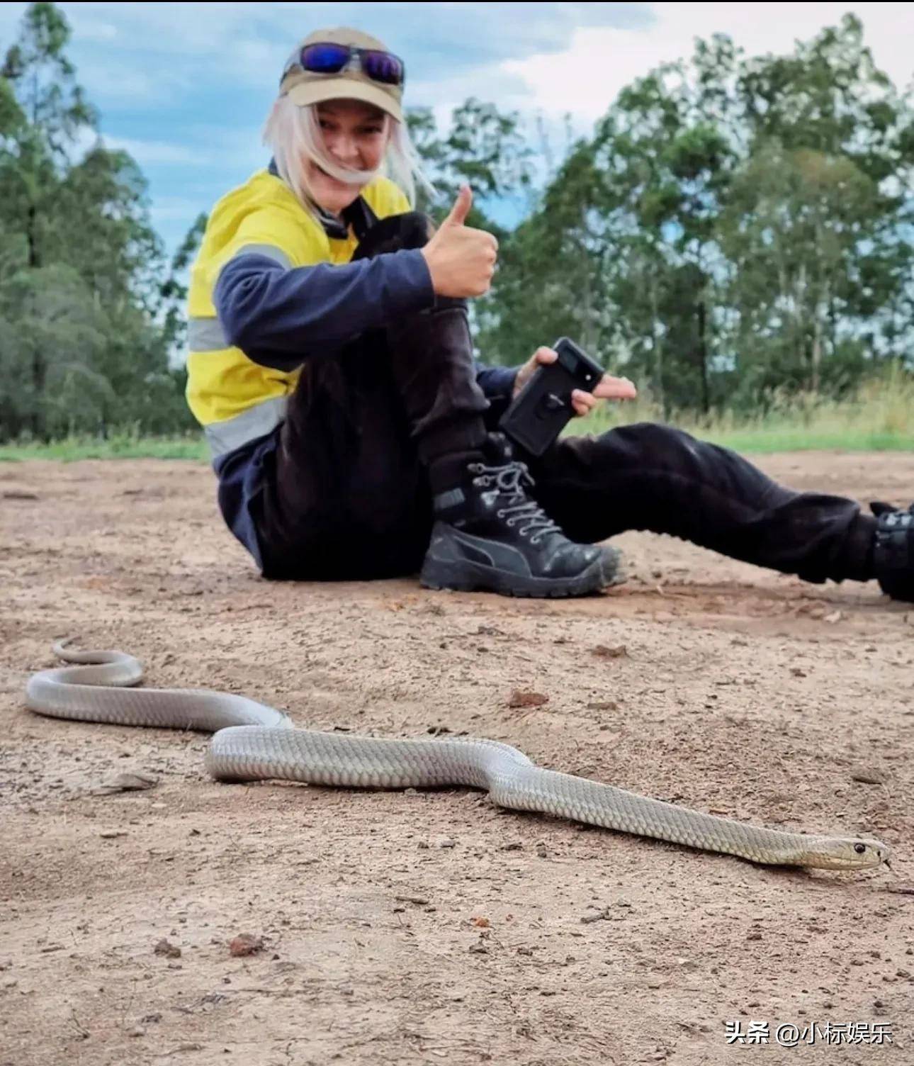 全球第二毒蛇钻女子裤底,表现淡定吸烟,网传原来身份超猛_ayla_同事