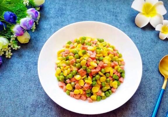 一道简单的三色小炒，10分钟就出锅，颜色丰富看着就很有食欲(图1)