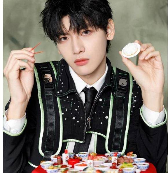 r1se年夜饭大片出炉:全员黑色制服超抢眼,何洛洛任豪颜值圈粉_造型