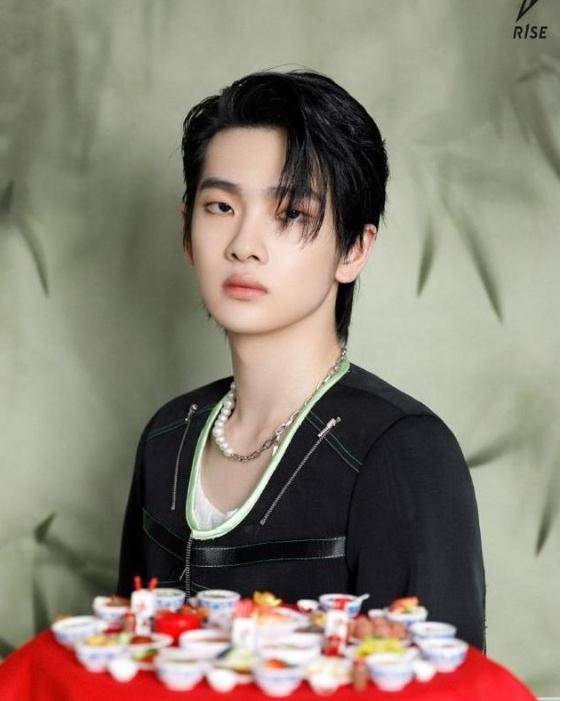 饭大片出炉:全员黑色制服超抢眼,何洛洛任豪颜值圈粉_造型_赵让_翟潇