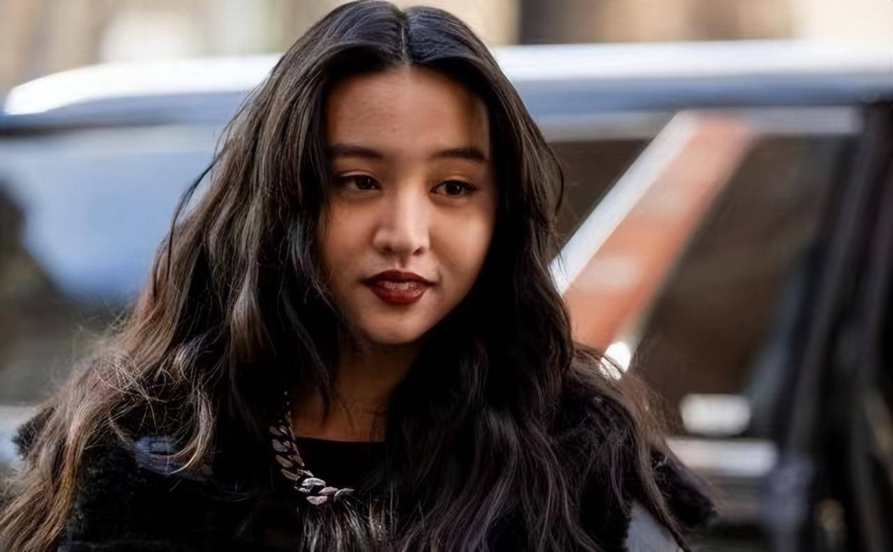 木村光希国外亮相参加时尚活动,黄黑皮显得粗糙发型毛躁,整体造型看