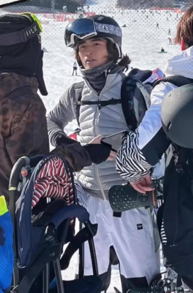 lucas颜值变化大,小q霸气搂妈妈_lucas_quintus_感觉