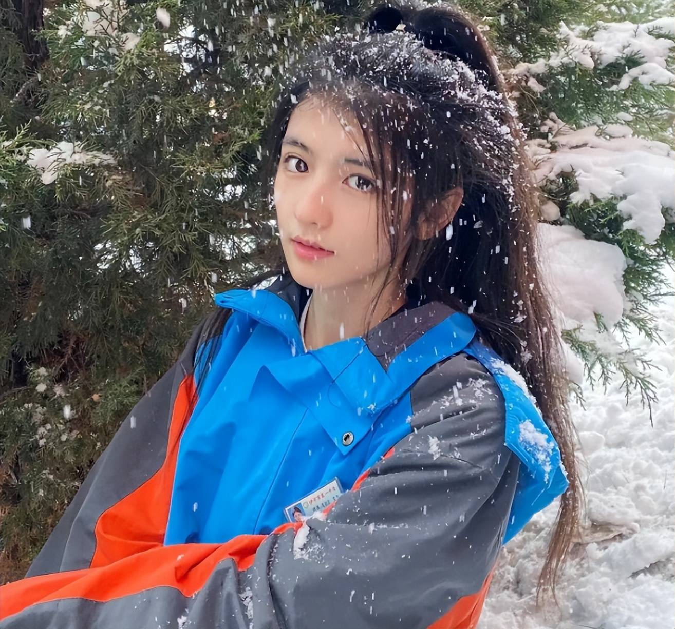 新疆女高中生因颜值走红,精致五官仿佛洋娃娃,侧脸神似迪丽热巴_女生