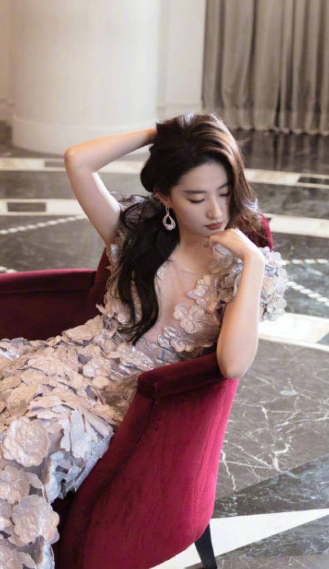 明星写真:刘亦菲绝美深v花瓣礼服长裙时尚照,雍容华贵气质优雅_下巴