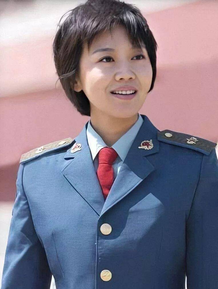 在空政文工团,闫妮,牛莉,殷桃被观众称之为"空政三支花".