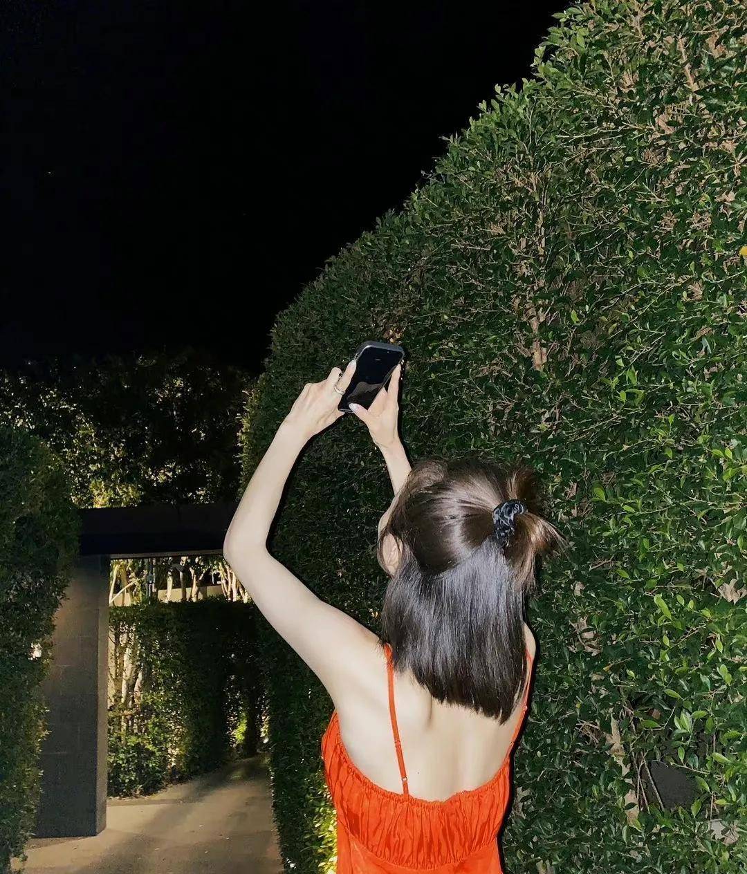 宋茜被网友泰国偶遇,仅背影就美翻了,这背也太纤细有骨骼感了吧_状态