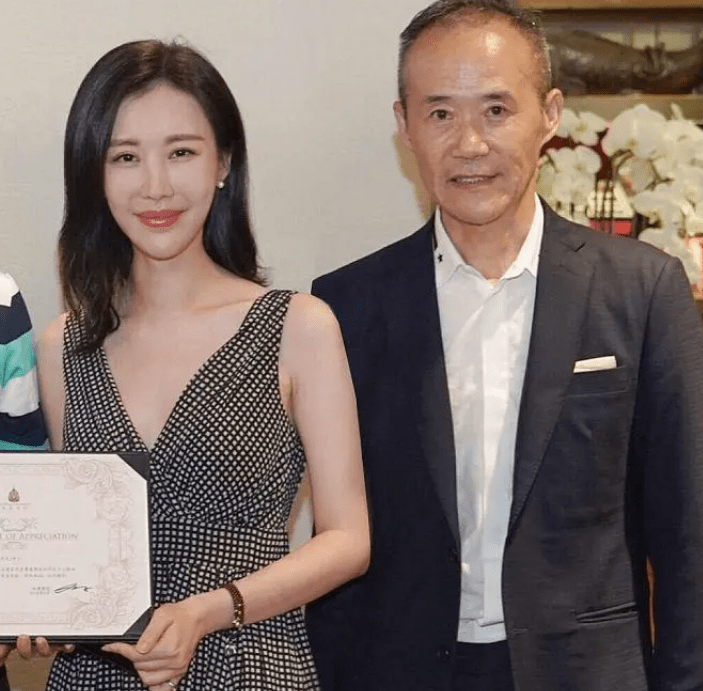 王石田朴珺逛街买地摊货!