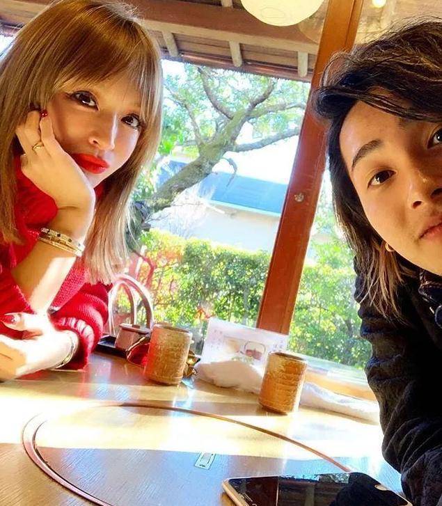 滨崎步产下二胎后首现身,身材恢复如初,纤细蛮腰身材完美_荒木_孩子