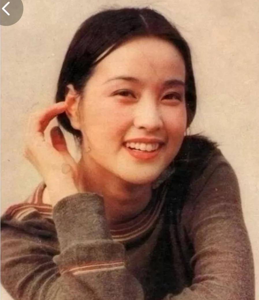 四川辣妹儿,千变刘晓庆,泼辣美貌,成80年代顶红的女明星_衣服_角色
