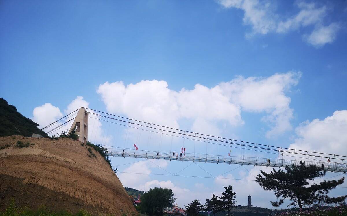 小編有幸去過一次,景區當時的名稱叫烏金山歡樂谷主題公園,軟硬件設施