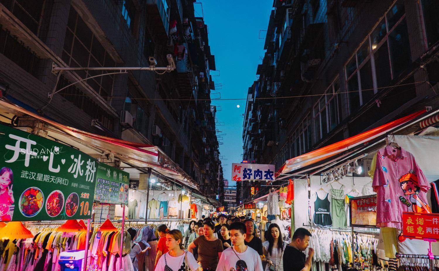 武汉的夜市很多,很多网友也给我推荐了吉庆街,虎泉夜市,王家湾夜市,但