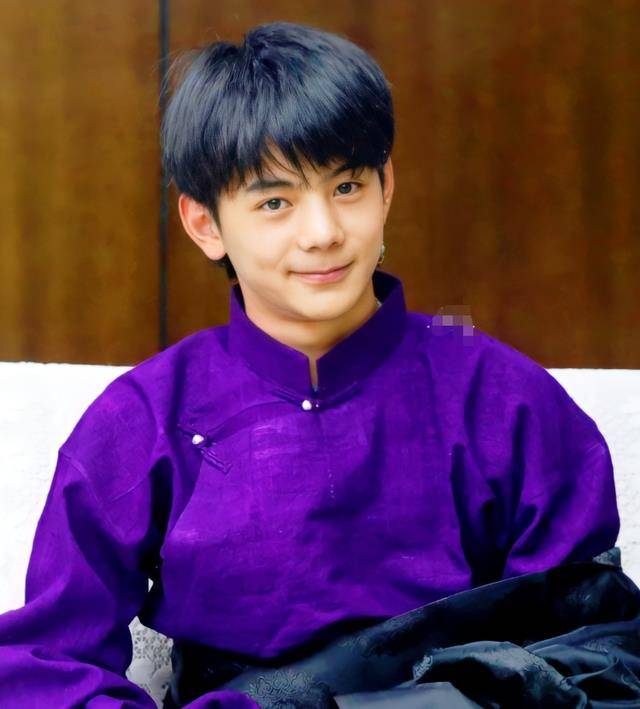 丁真录综艺被偶遇,路人的镜头下又乖又酷,颜值不输