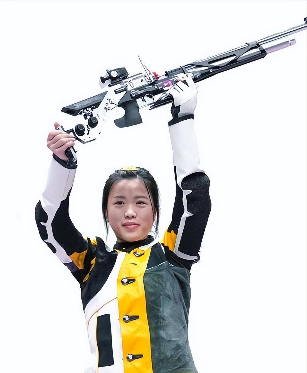 "双金女孩"杨倩:18岁上清华,20岁奥运夺冠,如今因穿衣惹争议_射击